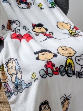 Peanuts Characters Full/Queen Soft  Blanket — White with Multicolor Prints